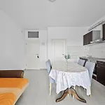 1 Bedroom Cozy Apartment In Vodice *