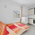 1 Bedroom Cozy Apartment In Vodice *